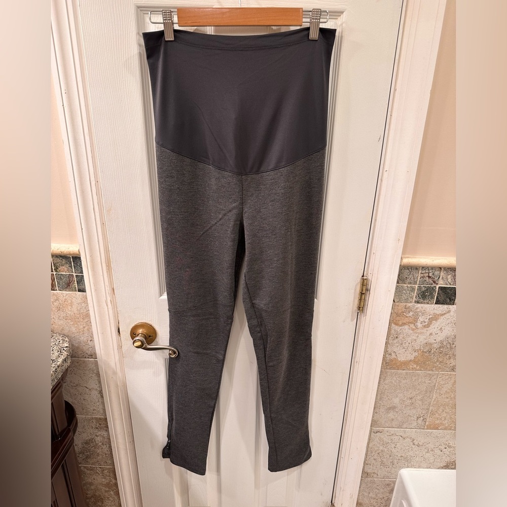 Liz lange maternity leggings size S.
